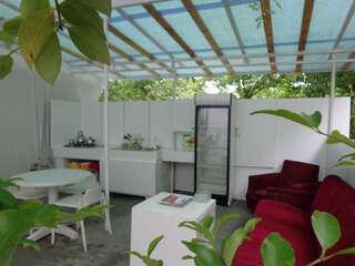 Гостевой дом White Guest House Махинджаури Трехместный номер с мини-кухней и собственной ванной комнатой-4