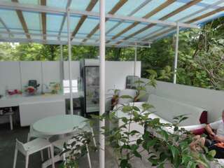 Гостевой дом White Guest House Махинджаури Трехместный номер с кухней и собственной ванной комнатой-1