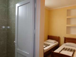 Гостевой дом White Guest House Махинджаури Трехместный номер с собственной ванной комнатой-7