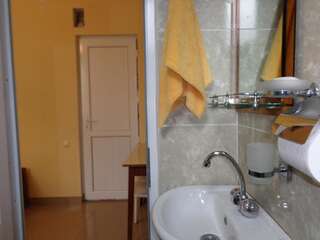 Гостевой дом White Guest House Махинджаури Трехместный номер с собственной ванной комнатой-15